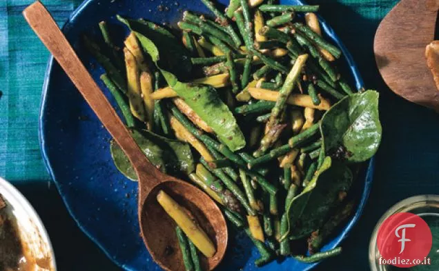 Asparagi saltati in padella e fagioli di serpente con marmellata di Cile e lime Kaffir