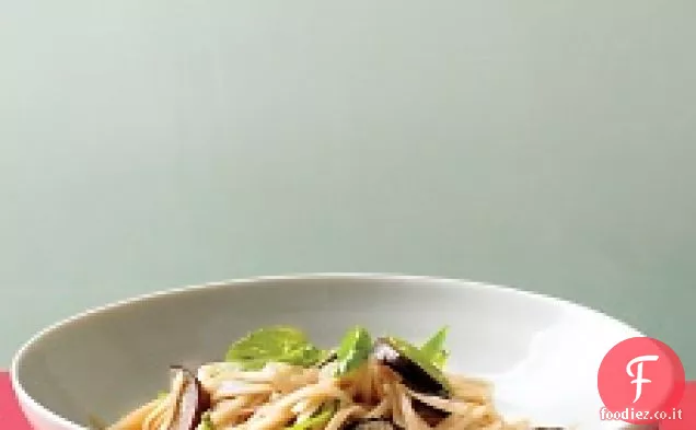 Tagliatelle saltate in padella con melanzane e basilico