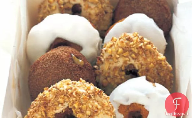 Ciambelle alla panna acida glassate all'acero con Streusel di noce zuccherato