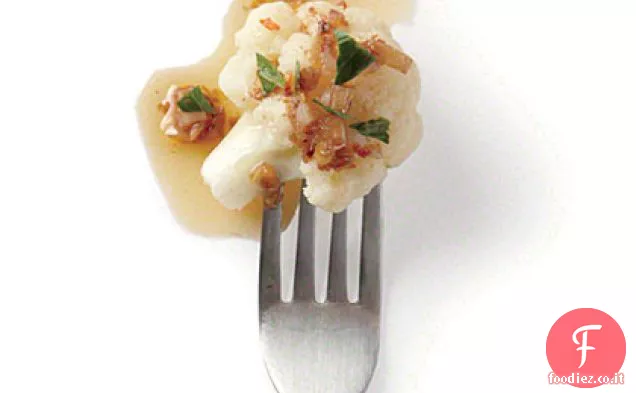Cavolfiore con condimento caldo di acciughe all'aglio