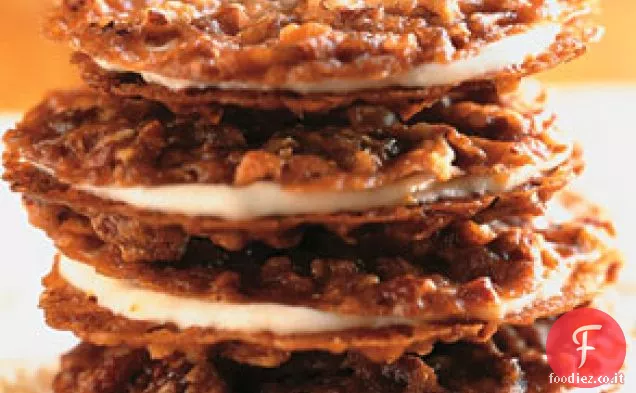 Biscotti sandwich di pizzo pecan con crema di burro all'arancia