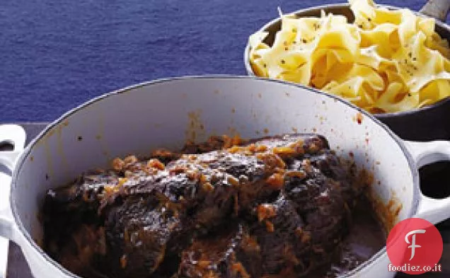 Arrosto di mandrino brasato al vino con cipolle