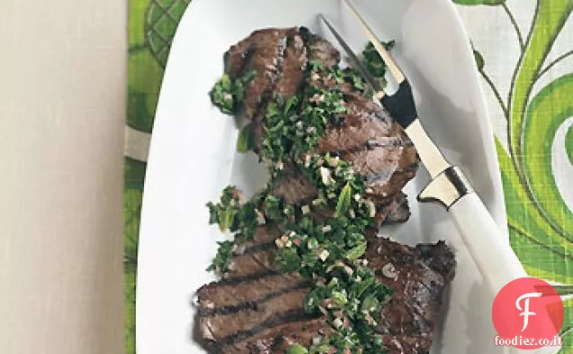 Bistecca alla griglia con erbe fresche del giardino