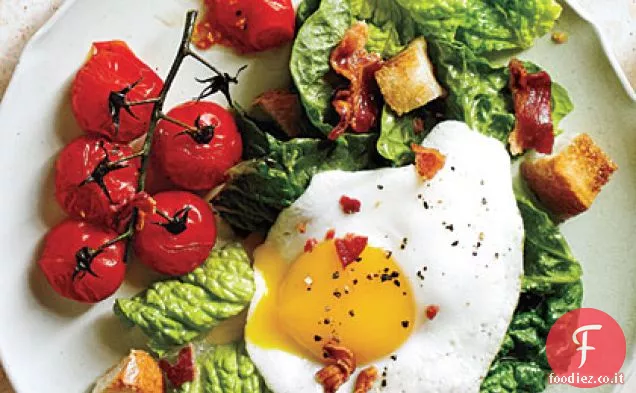 Insalata BLT con uova lato soleggiato verso l'alto
