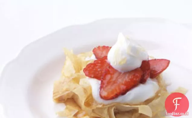 Nidi di fillo con fragole e miele