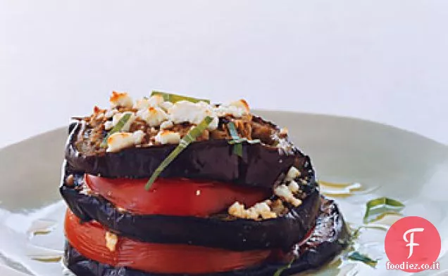 Pile di melanzane grigliate con pomodoro e Feta