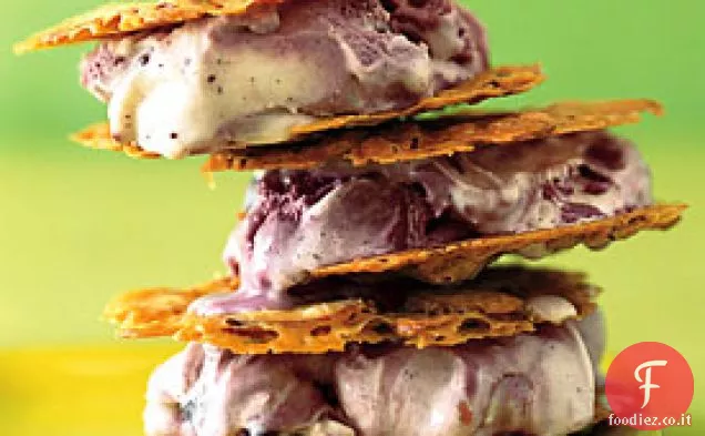 Sandwich di gelato alla mandorla alla fiorentina e al lampone nero