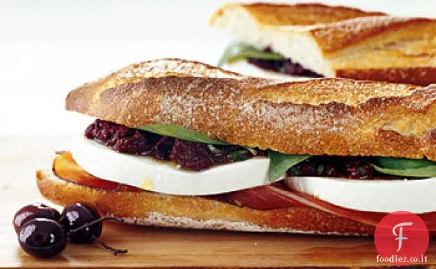 Panini con Mozzarella e Prosciutto con Tapenade