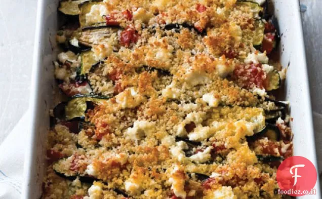 Casseruola di melanzane, zucchine e pomodori a strati