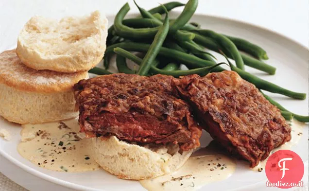 Bistecca di gonna di pollo fritto con sugo di campagna