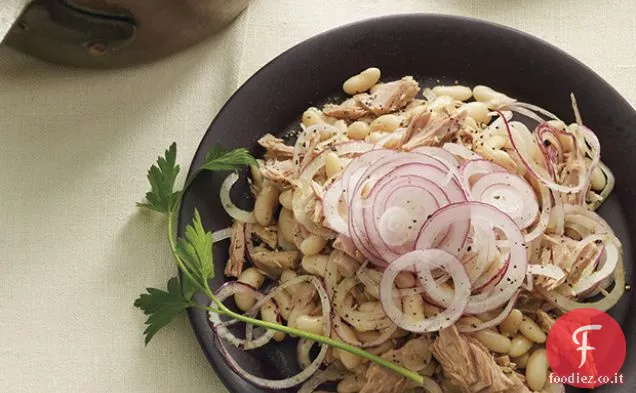 Insalata di tonno, fagioli bianchi e cipolle rosse