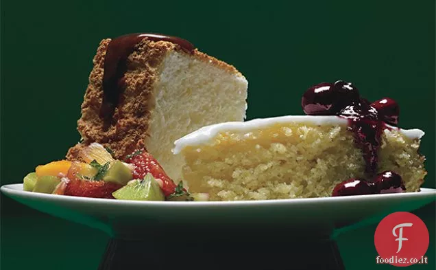 Torta di farina di mais al limone con glassa di limone e salsa di mirtilli schiacciati