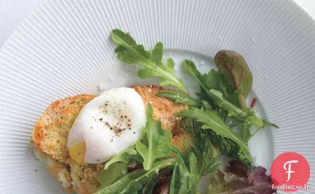 Parmigiano salato Pain Perdu con uova in camicia e verdure