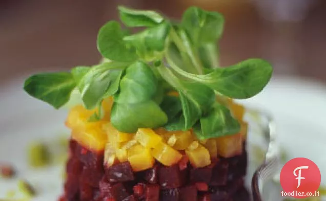 Insalata di barbabietole e formaggio di capra con pistacchi