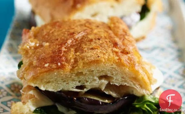 Panino pressato con melanzane arrostite