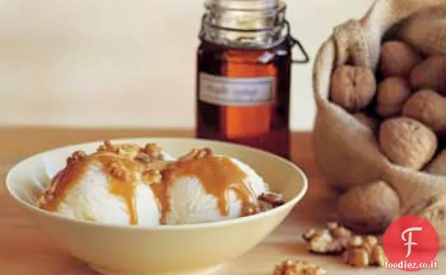 Gelato alla vaniglia con salsa di acero e noci