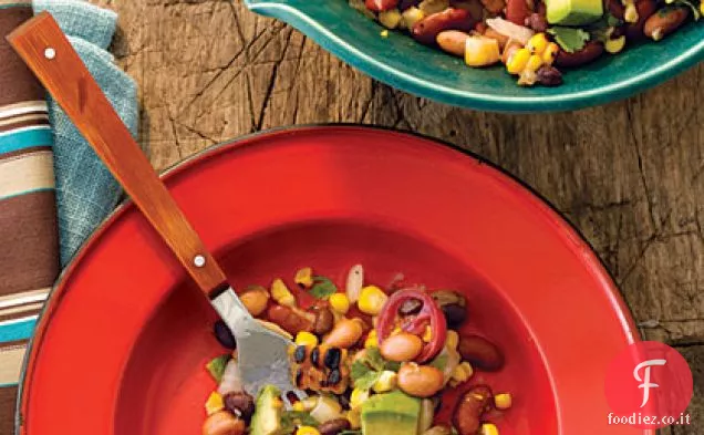 Pinto, nero, e insalata di fagioli rossi con mais alla griglia e avocado