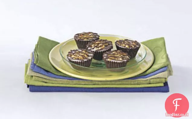 Tazze di cioccolato con gelato e arachidi