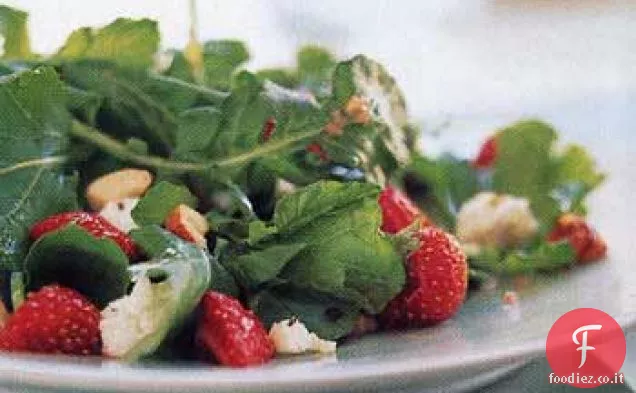 Insalata di fragole e rucola con salsa di nocciole