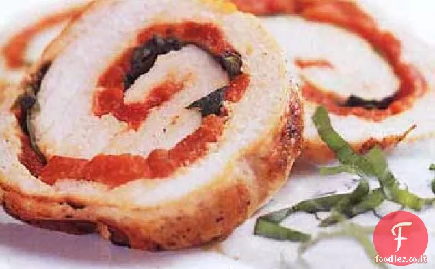 Involtino di pepe, basilico e tacchino alla griglia con salsa di panna acida al basilico