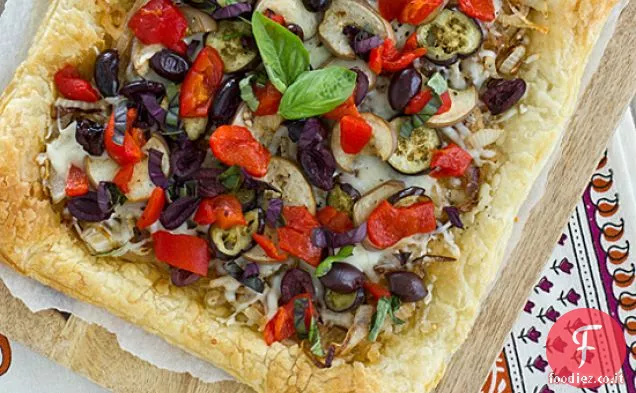 Crostata di pasta sfoglia con cipolla e melanzane caramellate