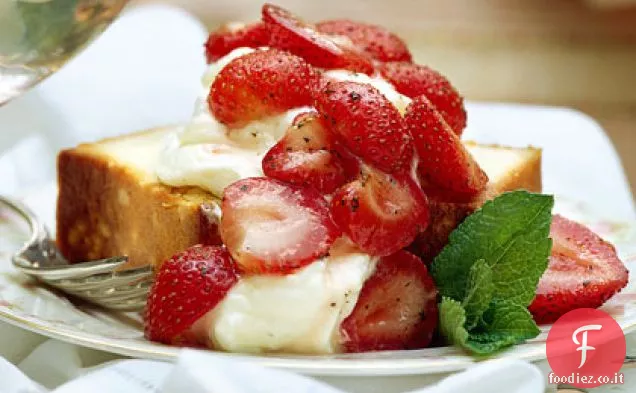 Torta al limone con bacche di menta e panna