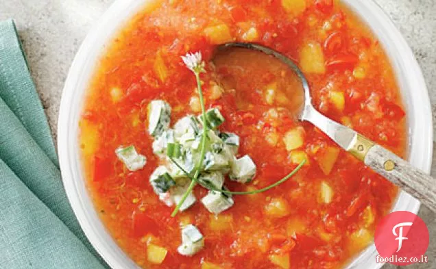 Gazpacho di pesca e pomodoro con yogurt al cetriolo