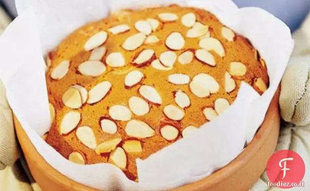 Torta di panna acida al cardamomo in un vaso di fiori