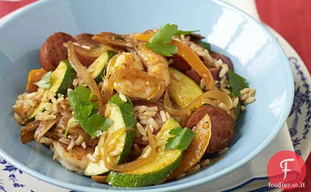 Salsiccia di Cajun, peperoni e cipolle su riso integrale