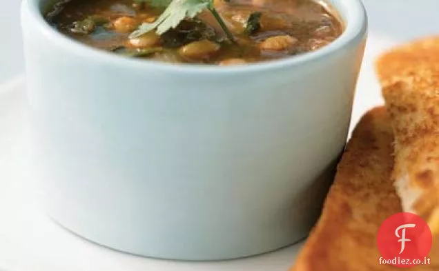Pomodoro piccante e zuppa di fagioli bianchi