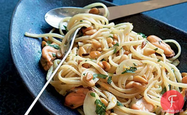Pasta con Cozze, Pinoli e Arancia