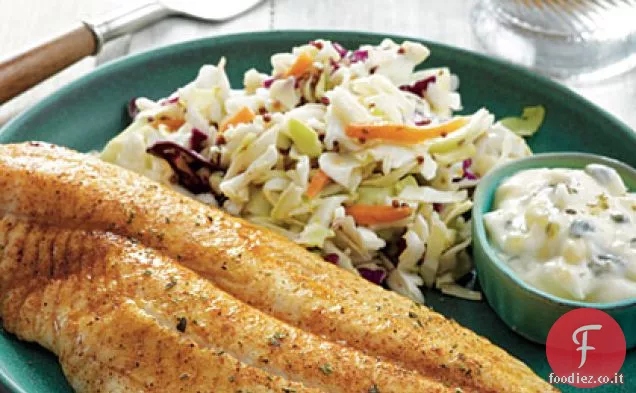 Pesce gatto fritto in padella con salsa tartara Cajun