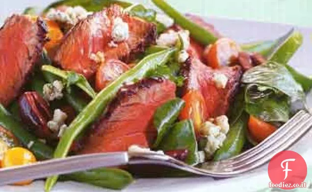Insalata di bistecca alla griglia con fagiolini e formaggio erborinato