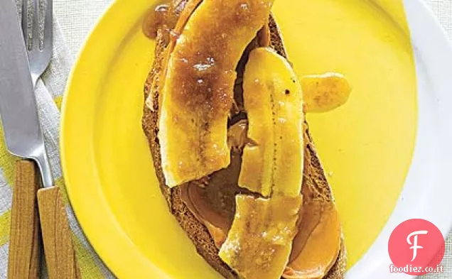 Banana alla griglia su pane tostato