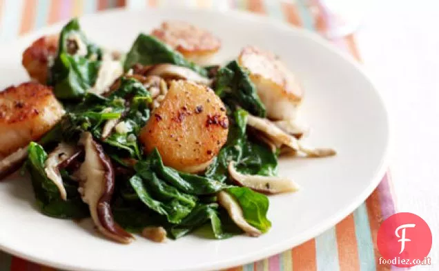 Capesante scottate in padella con saute di spinaci e funghi