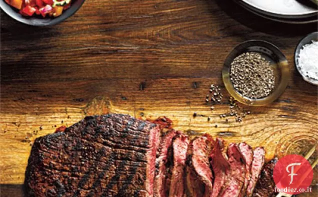 Spice-strofinato bistecca fianco con salsa fresca