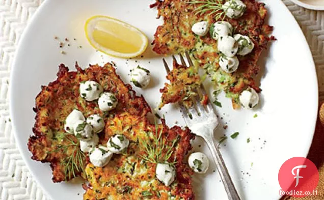 Frittelle di zucchine con insalata di erbe e mozzarella