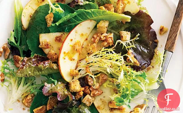 Autunno Insalata verde con mele, noci, e Pain d'Épice Dressing
