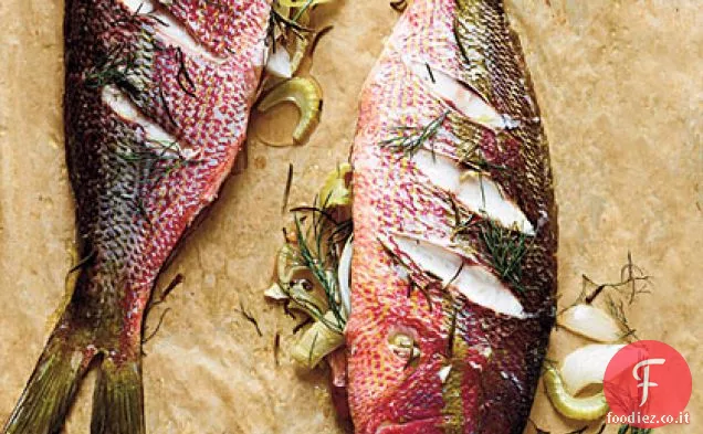 Snapper di coda gialla arrostito intero farcito