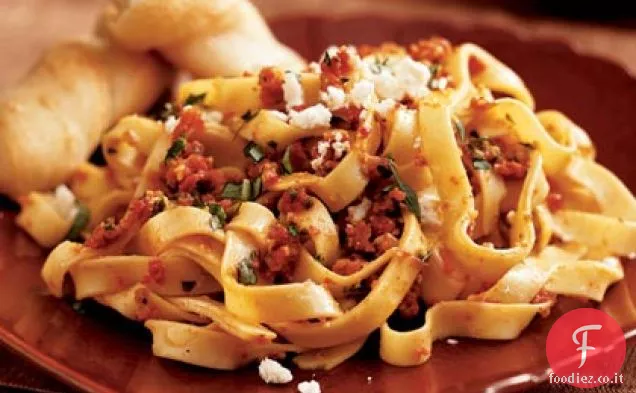 Pasta con Pesto di Pomodoro Essiccato al Sole e Formaggio Feta