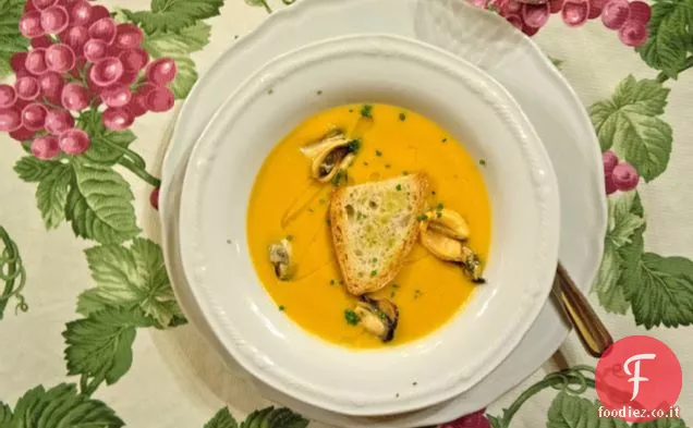 Deliziosa zuppa di zucca e Butternut Squash con cozze al vapore