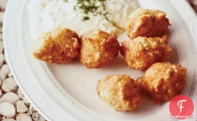 Frittelle di baccalà con aglio Skordalia