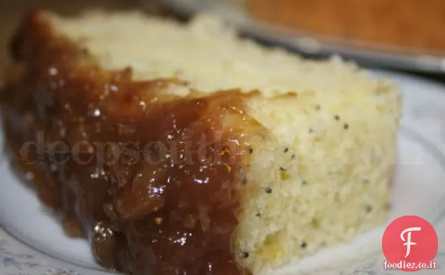 Torta di semi di papavero al limone con guarnizione di fichi e noci