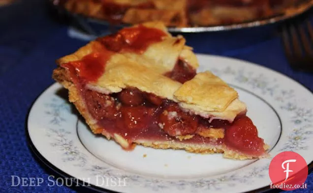 Reticolo sormontato torta di ciliegie