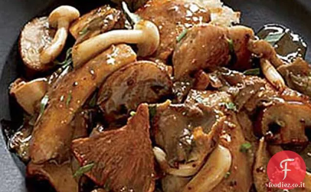 Pollo, funghi selvatici e arrosto-aglio Sauté