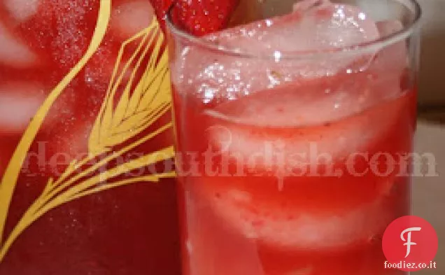 Tè freddo dolce alla fragola del sud