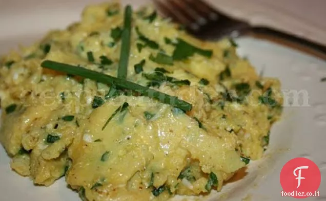 Uova strapazzate cremose con erbe fresche del giardino