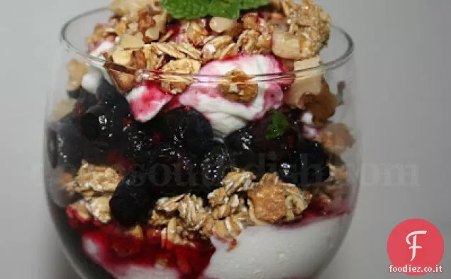 Parfait di yogurt e frutti di bosco con muesli