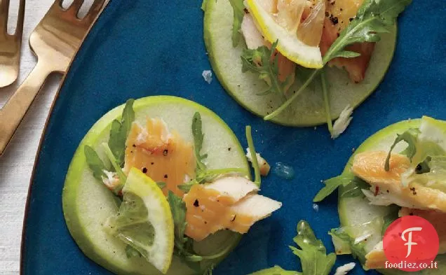 Trota affumicata, rucola e pile di Granny Smith