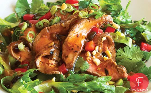 Insalata di bistecca di fianco caldo con condimento cinese di fagioli neri